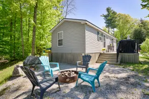 Muskoka Family Getaway -Pool Beach Kayaks Sleeps 6 - Image 2