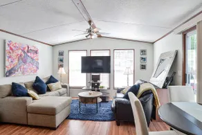 Muskoka Family Getaway -Pool Beach Kayaks Sleeps 6 - Image 3