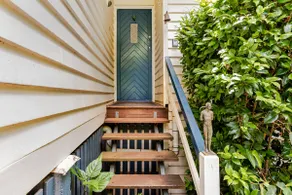 Sculptor's Cottage – Walk to Rainforest & Cafés - Image 4