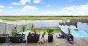 Seafront Home with Hot Tub on Beach/Lagoon - Image 3