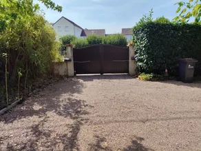 Spacious family home with garden and garage - Image 4