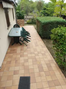 Spacious family home with garden and garage - Image 5