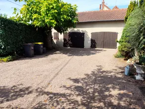 Spacious family home with garden and garage - Image 3