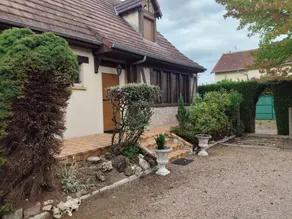 Spacious family home with garden and garage - Image 2
