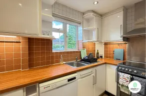 4 Bedroom spacious home with parking sleeps 9 - Image 4