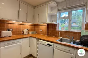 4 Bedroom spacious home with parking sleeps 9 - Image 5