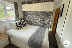 4 Bedroom spacious home with parking sleeps 9 - Image 3