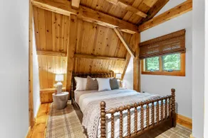 Artisan Timber Retreat w/ Unique Touches|Hot tub - Image 4