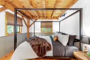 Artisan Timber Retreat w/ Unique Touches|Hot tub - Image 2