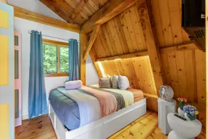 Artisan Timber Retreat w/ Unique Touches|Hot tub - Image 3