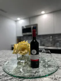 Bayview Village Apartment - Bright and Cozy - Image 5