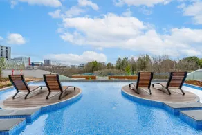 Stylish Woden Apt Near Hospital w Pool, Parking - Image 5
