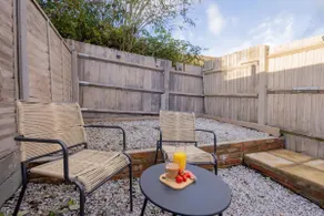 Stylish 2 Bedroom House | Central | Free Parking - Image 4