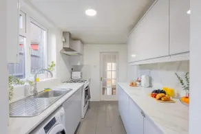 Stylish 2 Bedroom House | Central | Free Parking - Image 5