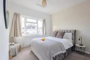 Stylish 2 Bedroom House | Central | Free Parking - Image 2