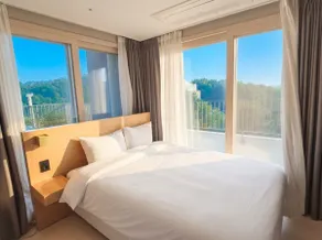 1.9 Ocean View Terrace · 7-minute walk to the beach Sensory Accommodation | Blue Terrace Panorama Royal Suite M1 - Image 4