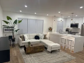 Luxury Apt w/ Ambient Lighting & Designer Comfort - Image 2