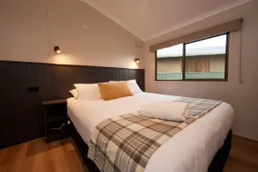 Modern Dog Friendly - 2 Bedroom Cabin (sleeps 4) - Image 4