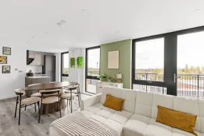 York 3BR Penthouse | Free Secure Parking | Luxury - Image 2