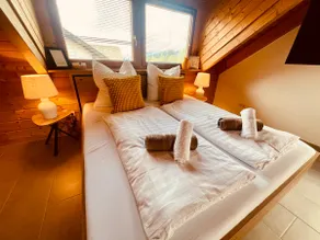 Studio with king size bed + private parking - Image 5