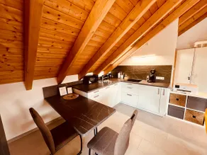 Studio with king size bed + private parking - Image 3