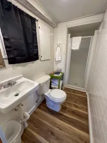 Queen bed cabin, The Anchorage 4 - Image 2