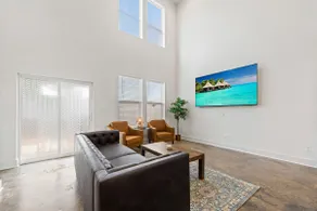 Brass House•85”TV-King•Garage•Green Egg•Fast Wi-Fi - Image 3