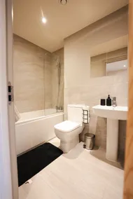 Modern Leeds City Flat | Fast WiFi + Workspace - Image 5