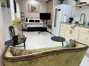 Private Studio Apt queen bed Japanese soaker Tub - Image 2