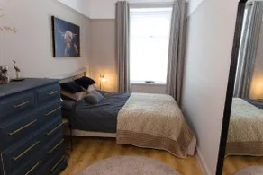 Cosy 1-Bedroom Flat, Walk to Beaches - Image 2