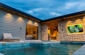 Luxury Getaway with Pool and Jacuzzi - Image 2