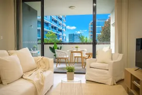 Coastal Bliss Retreat - King Bed Luxury - Secure Underground Parking - Image 3