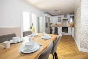 Relaxing 3-Bedroom Retreat House Free Parking 8ppl - Image 3