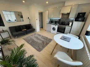 Hadleigh Hideout - Modern Apartment with Parking - Image 4