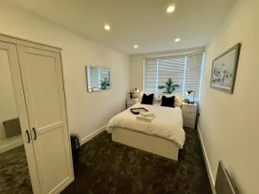 Hadleigh Hideout - Modern Apartment with Parking - Image 5