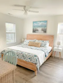 Beach*King Bed*Fire Pit*Pet Friendly* Fenced Yard - Image 4