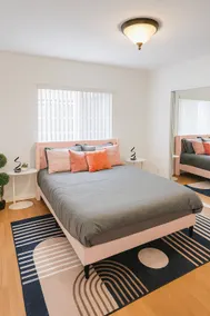 Modern Comfort near Universal - Image 4
