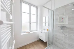 T2 45 m² • Train station 7-min walk • Air conditioning - Image 3