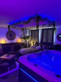 Secret Émeraude Suite: an elegant and peaceful space. - Image 2