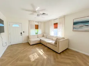 Waterfront retreat with kayaks, walk to the beach - Image 4