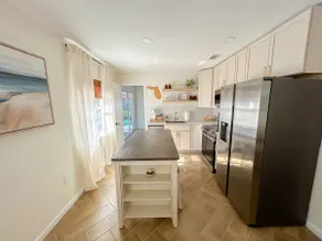 Waterfront retreat with kayaks, walk to the beach - Image 5