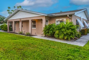 Waterfront retreat with kayaks, walk to the beach - Image 2