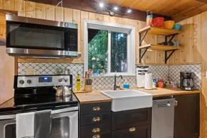 Rainier Vintage Retreat With Hot Tub-Fireplace-WiFi - Image 4