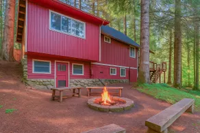 Rainier Vintage Retreat With Hot Tub-Fireplace-WiFi - Image 3
