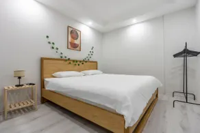 Stylish 2BR in City Center | Balcony • AC & WiFi - Image 3