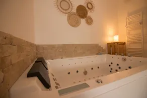 Domaine de la Houssaie: The Jacuzzi Studio - Image 2