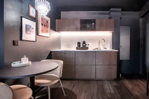 La Suite Bleue – Whirlpool Bath & Movie Theater - Image 4