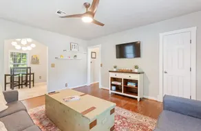 2 Bedroom Home-Midtown-Fully-Fenced-5 min to Expo - Image 5