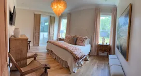 Stillwater House - Luxury Getaway by the Bay - Image 4