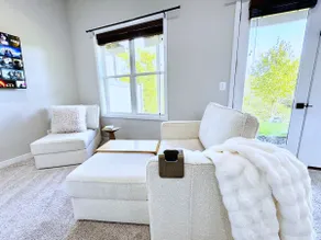 Private+Luxe Studio 1 BED+Full BTH, Prime Location - Image 2